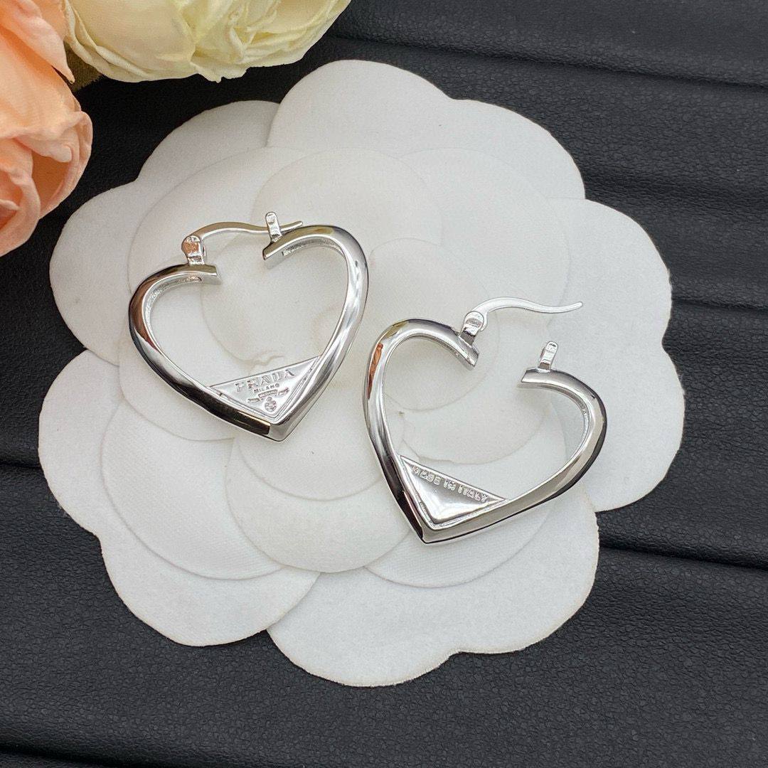 MASTER 
EARRING
WITH BOX AND PAPER BAG🛍️🎁
50 DHS✅

Zain89
♥️♥️♥️