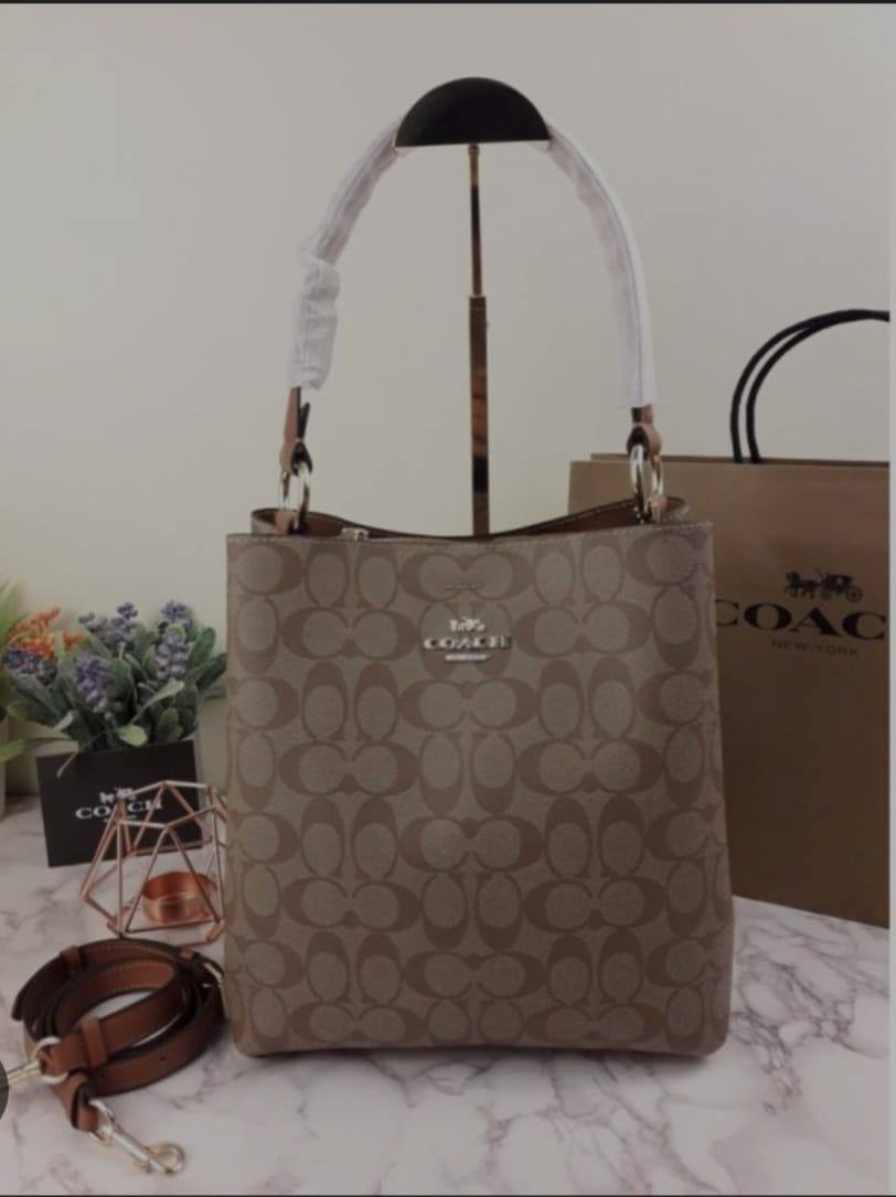 Coach
*21cm
95 dhs✅

*with box
🎁🎁🎁

Zain118
♥️♥️♥️