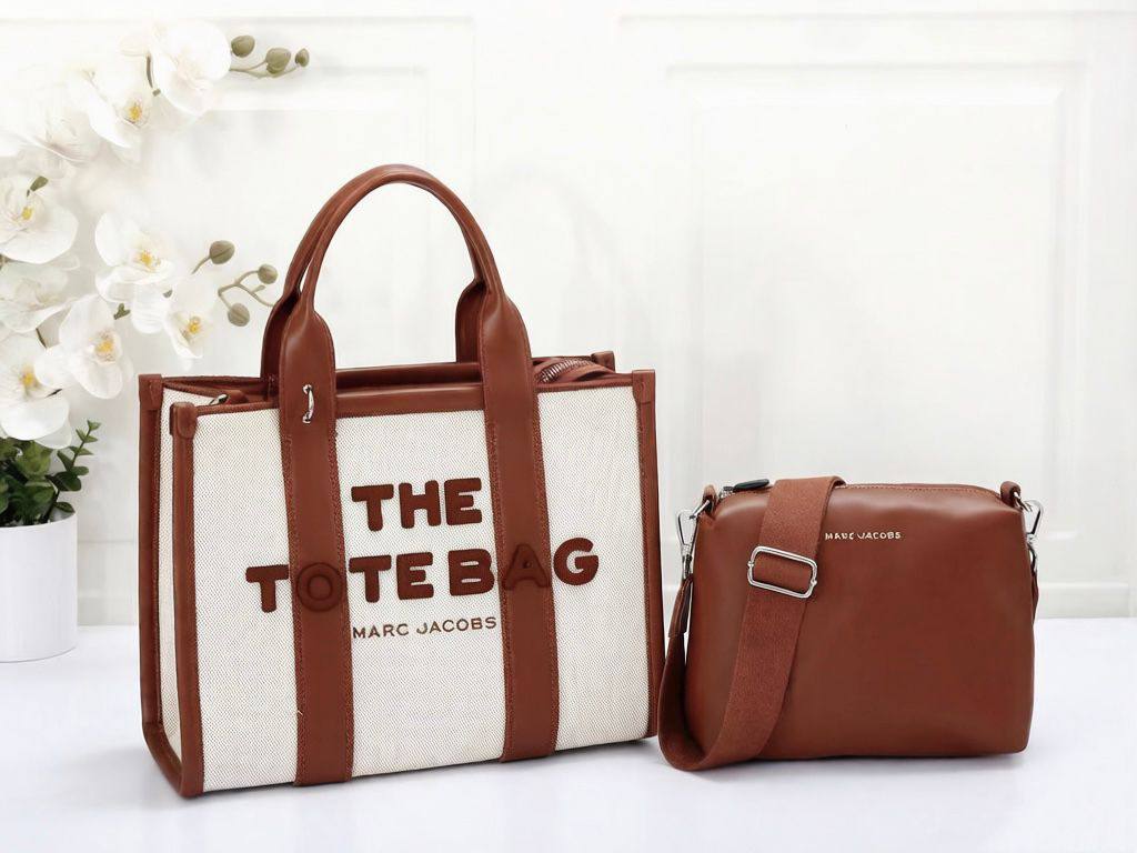 MARC JACOBS 
THE TOTE BAG 
GOOD QUALITY 
120 dhs✅

Zain39
♥️♥️♥️