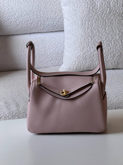 Hermes
Lindy 26 cm💥Master quality ✅with box📦
400 dhs✅

Zain52
♥️♥️♥️