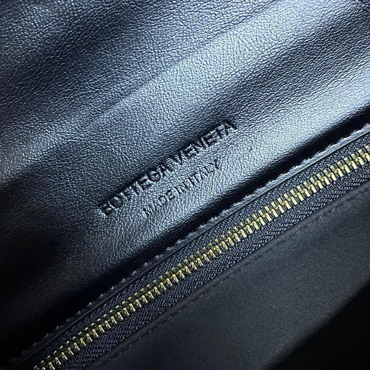 BOTTEGA 

NEW CAME GOOD QUALITY 

WITH BOX 
🎁🎁🎁

100 dhs🇦🇪

Zain39
♥️♥️♥️
