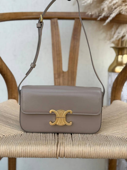 CELINE
20cm
310 dhs🇦🇪
Top quality 
With box🎁

Zain167
♥️♥️♥️