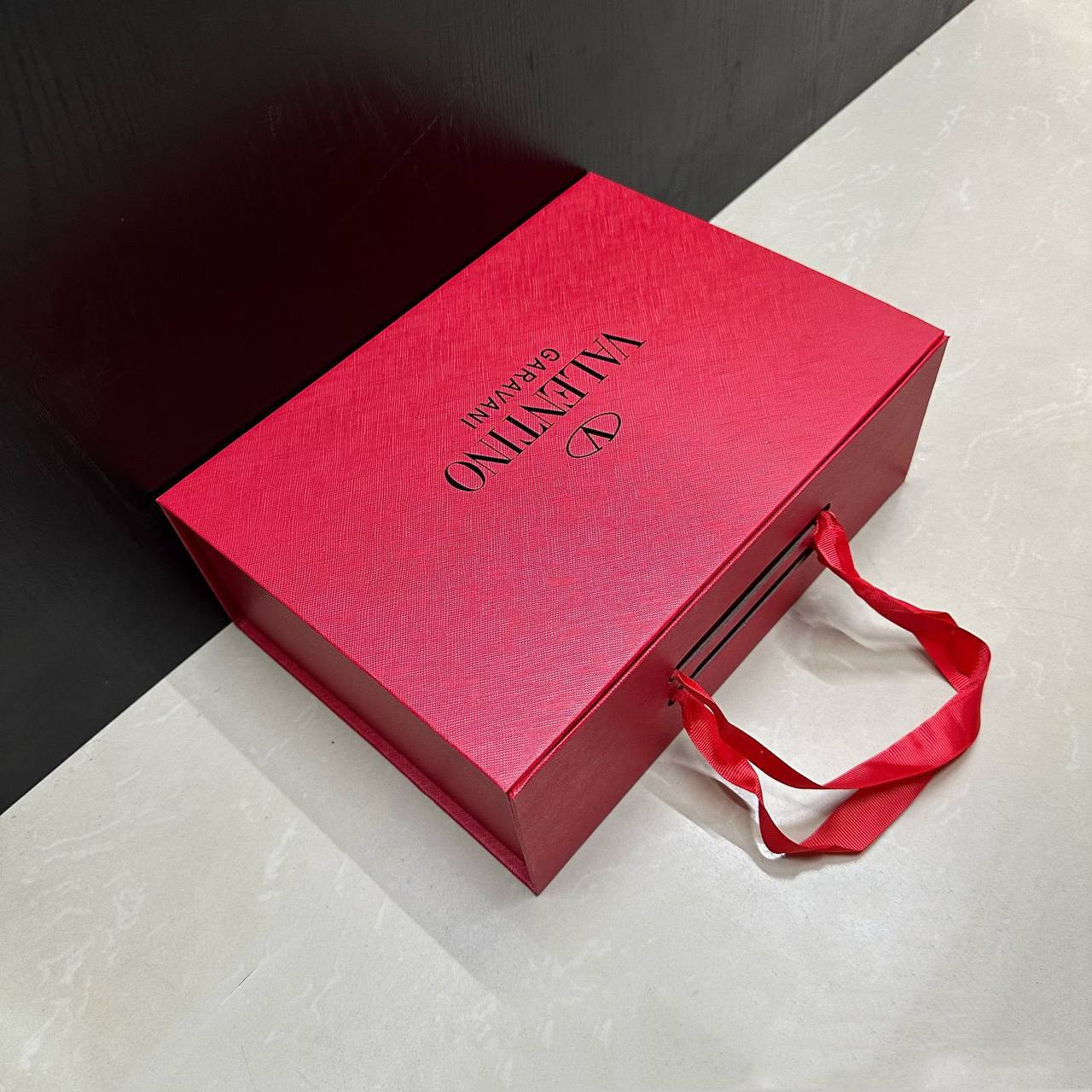 BRAND BOX 
30 dhs✅ with paper bag
30cm 

Zain39
♥️♥️♥️