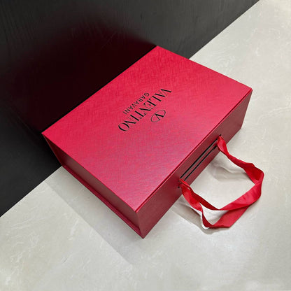 BRAND BOX 
30 dhs✅ with paper bag
30cm 

Zain39
♥️♥️♥️