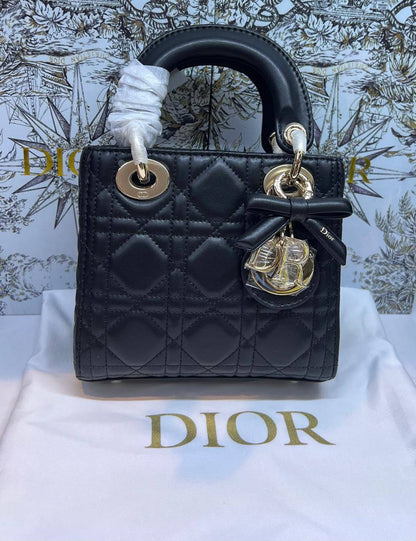Lady Dior Bag With Chain
Master quality 
17cm with box 📦 
320 dhs🇦🇪🇦🇪

Zain95
♥️♥️♥️