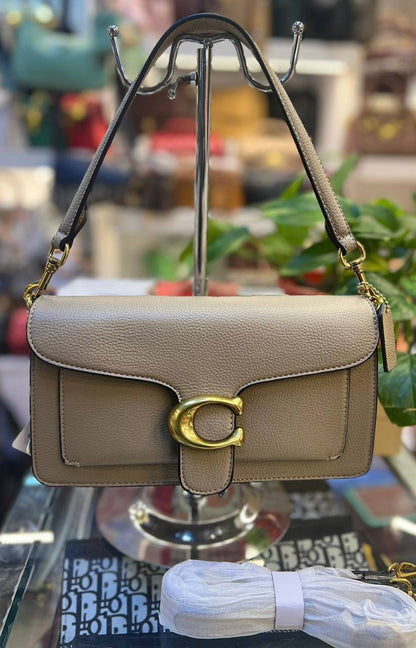 Coach
95 dhs🪙💕

with box 🗃️

Zain269
♥️♥️♥️