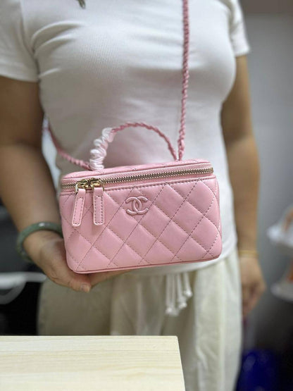 Chanel hot design

First quality +🎁

Size : 18  * 11 cm
95 dhs🇦🇪🇦🇪

 with box🎁

Zain115
♥️♥️♥️