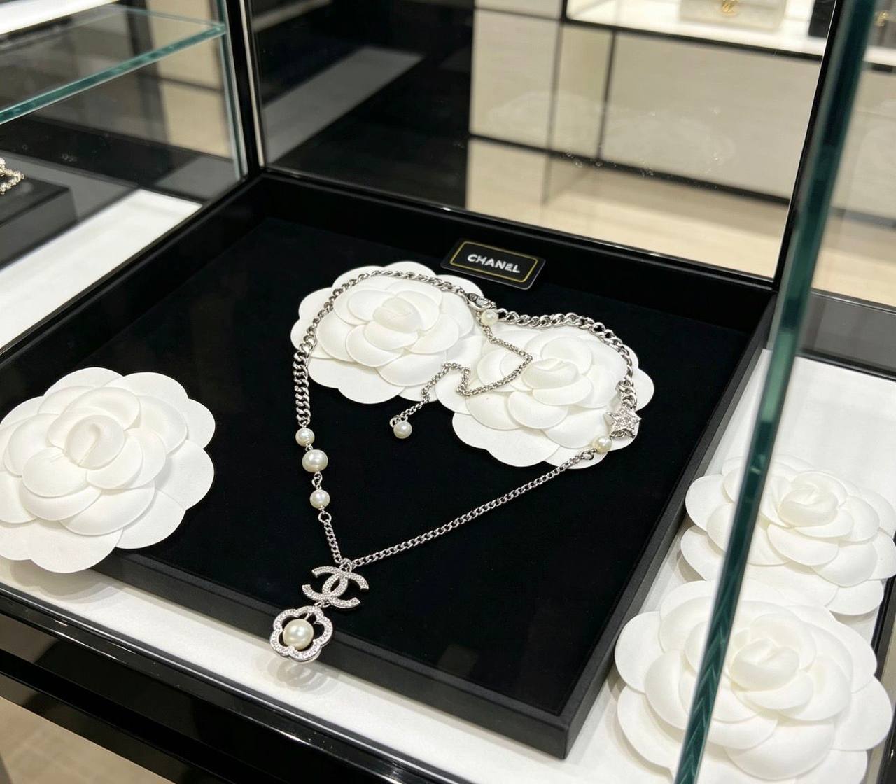 CHANEL❤️‍🔥*
Necklace🦋
Bracelet 🌸
Master quality 💯
With normal boxes 🗃️ 
115 dhs✅
With master box 📦 
140 dhs✅

Zain216
♥️♥️♥️