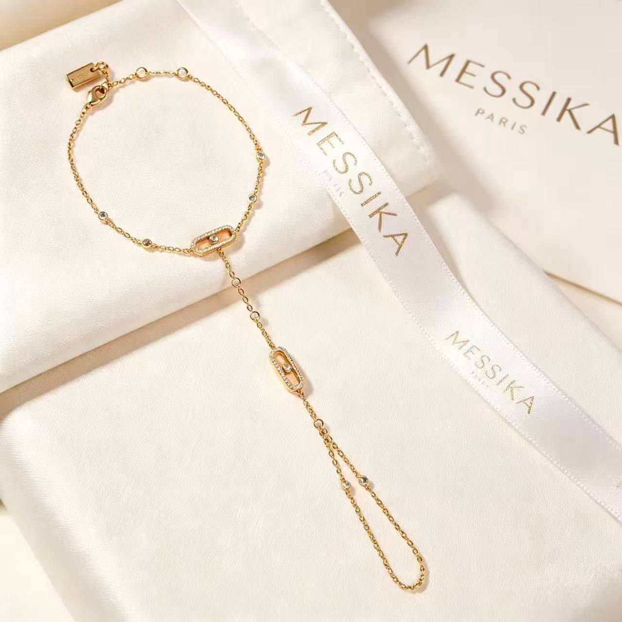 MESSIKA
 BRACELET RING
MASTER SET✨💫
65 DHS✅
WITH BOX AND PAPER BAG🛍️🎁

Zain89
♥️♥️♥️