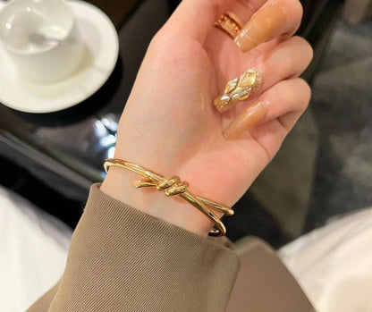 Tiffany ❤️‍🔥*
Bangle ✨
Master quality 💯
With normal boxes 📦 
60 dhs🇦🇪🇦🇪

With master box 🗃️ 
100 dhs🇦🇪🇦🇪

Zain216
♥️♥️♥️