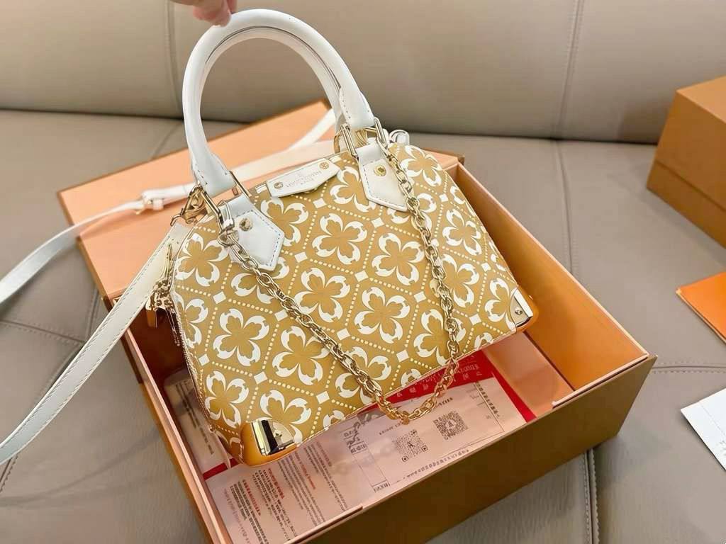 LV L001

 COPY ONE 
NEW CAME 

WITH BOX
🎁🎁🎁

180 dhs✅

Zain39
♥️♥️♥️