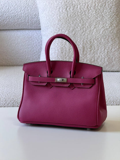 Hermes birkin 25cm💕master quality😍

with box❤️
🎁🎁🎁

400 dhs🪙🌨️

Zain52
♥️♥️♥️