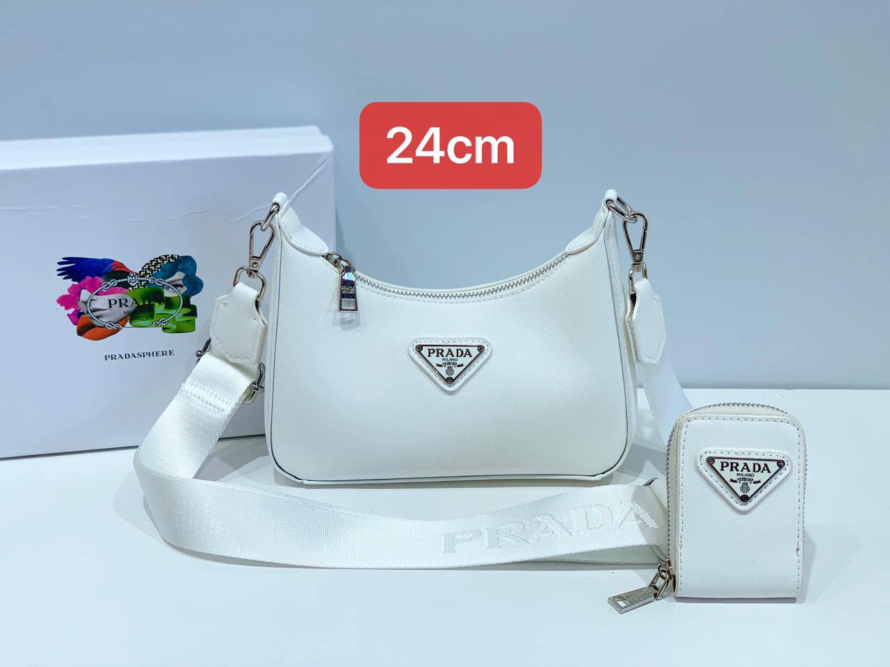 Prada

with box
🎁🎁🎁

100 dhs💓

Zain102
♥️♥️♥️