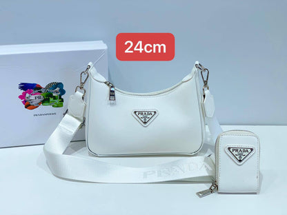 Prada

with box
🎁🎁🎁

100 dhs💓

Zain102
♥️♥️♥️