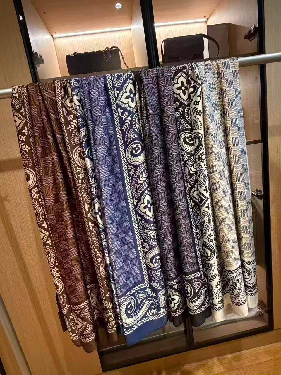 Silk scarf 
40 dhs✅

Zain93
♥️♥️♥️