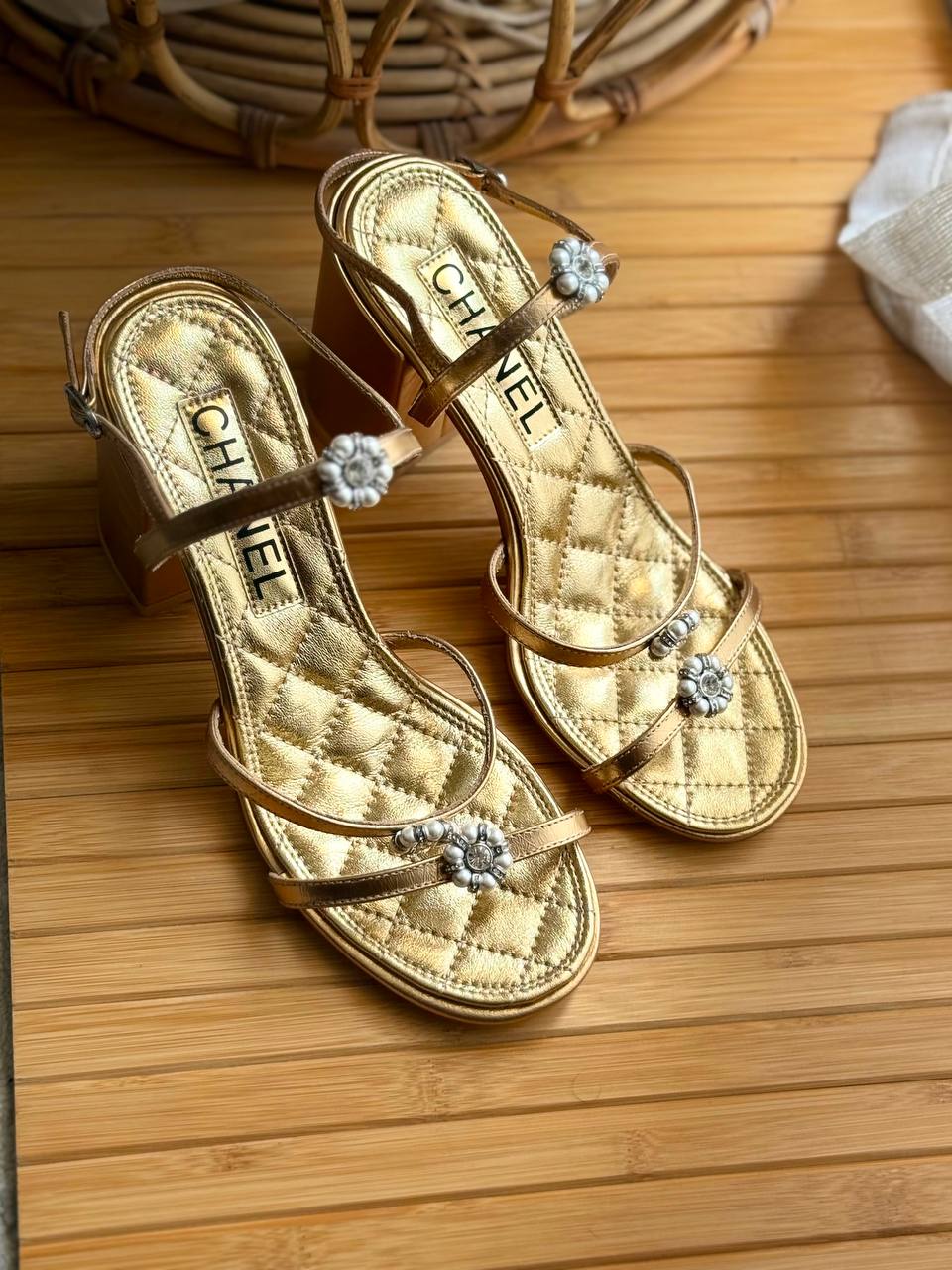 Chanel
AA Quality
𝘀𝗶𝘇𝗲: 𝟯𝟲 𝘁𝗼𝗼 𝟰2
450 dhs🇦🇪🇦🇪

Zain303
♥️♥️♥️