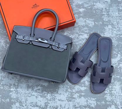 Hermes Set
Bag Size 25cm
Slipper Size 36-41
190 dhs✅

Zain175
♥️♥️♥️