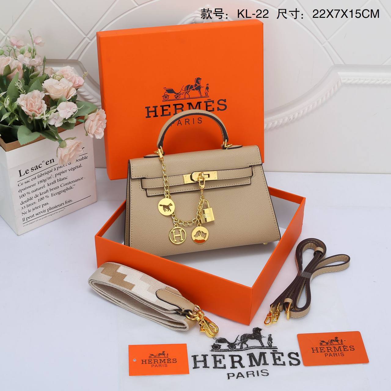 Hermes 

22cm 

90 dhs✅

with box 🎁🎁🎁

2belt with chain

Zain72
♥️♥️♥️