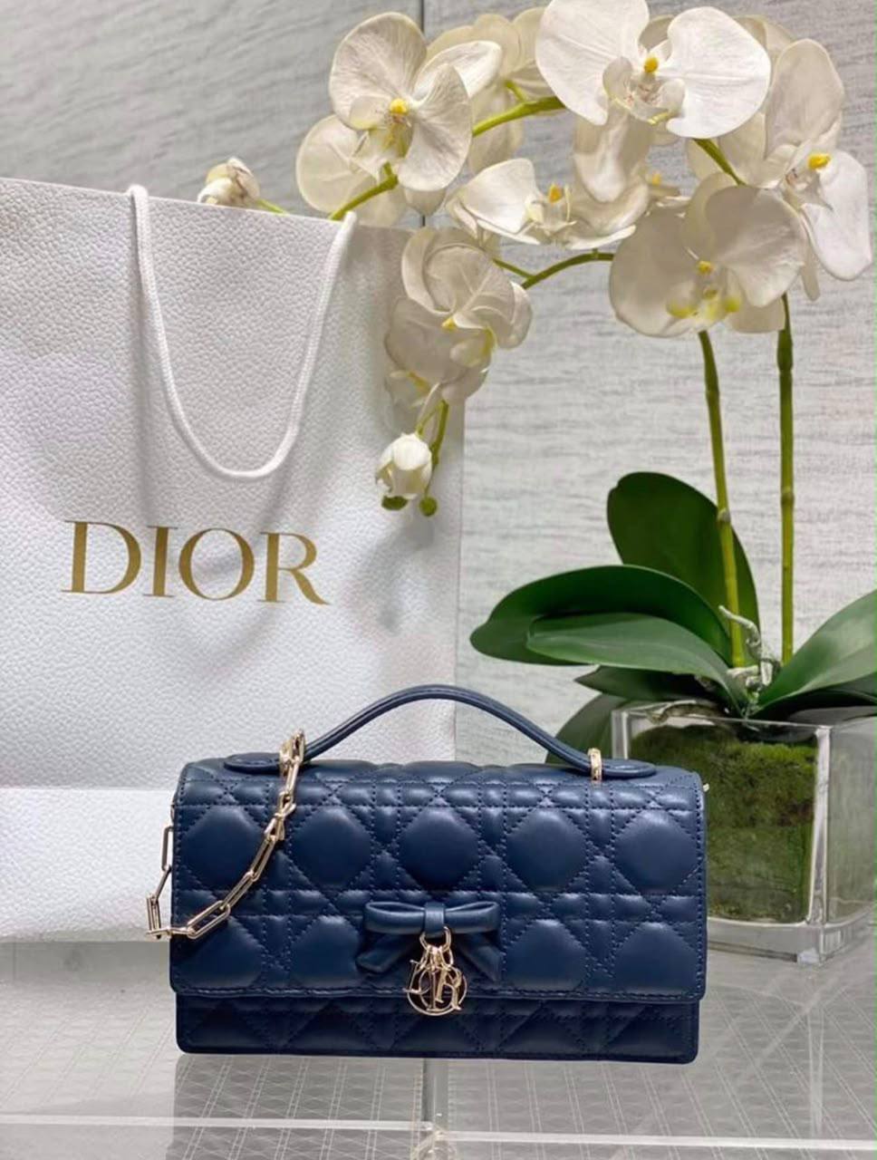 Dior
100 dhs🇦🇪🇦🇪

GOOD-quality 
with box

Zain35
♥️♥️♥️