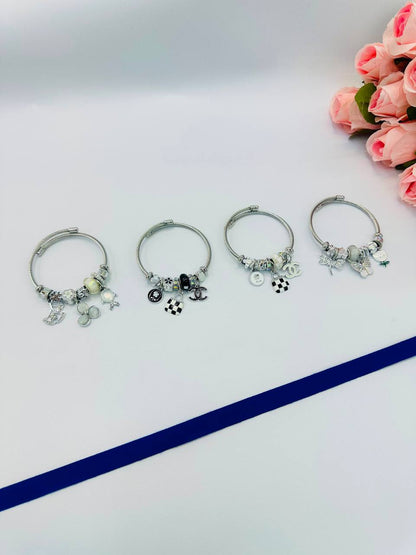 PANDORA ❤️‍🔥*
Bracelet 🐦‍🔥
Stainless steel 💯
good quality 💯
With black boxes 🗃️ 
20 dhs💓

Zain216
♥️♥️♥️