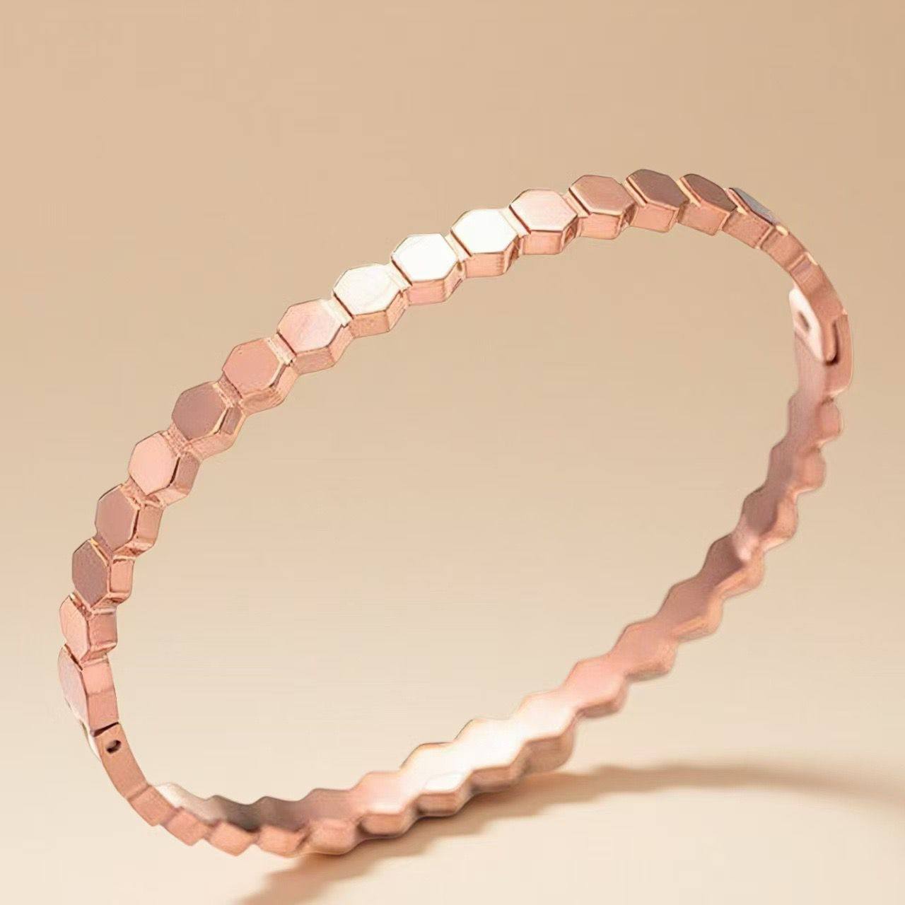 chaumet Paris s. Steel bangle without stone  Non tarnish 
20 dhs✅

Zain243
♥️♥️♥️