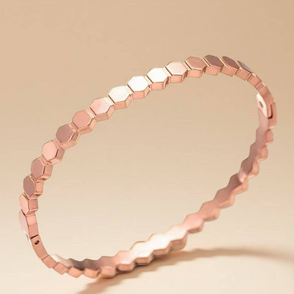 chaumet Paris s. Steel bangle without stone  Non tarnish 
20 dhs✅

Zain243
♥️♥️♥️