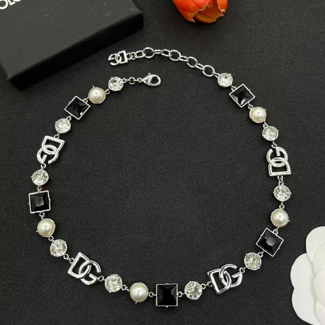 D&G SET💥*
Necklace ❣️
Earring ❤️‍🔥
Breslat 🦋
Master quality 💯
With normal boxes 📦 
And paper bag 🛍️
190 dhs🪙💕

Zain216
♥️♥️♥️