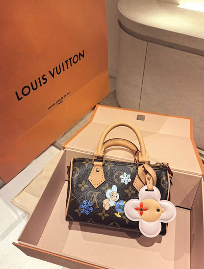LV
125 dhs✅
size：16cm
High-quality with box

Zain35
♥️♥️♥️