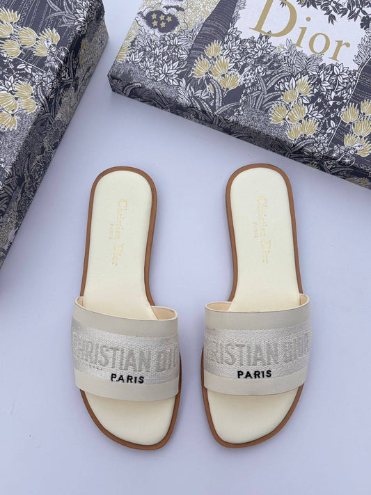 Dior slipper
100 dhs🪙🌨️
Size 36-42

Zain55
♥️♥️♥️