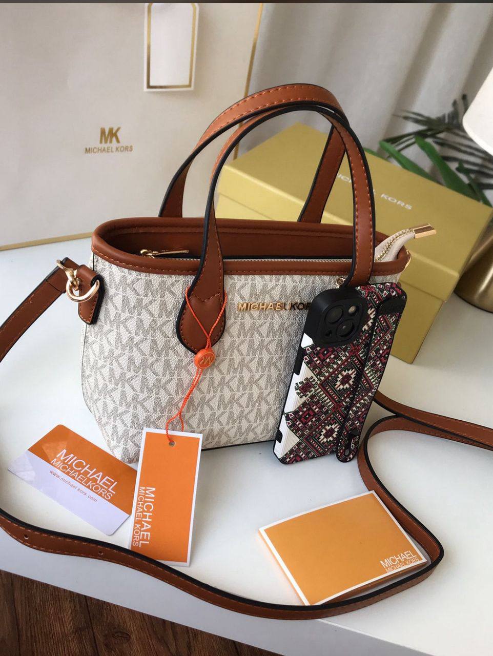 MK
95 dhs❣️
size：23cm
Good quality 

Zain35
♥️♥️♥️