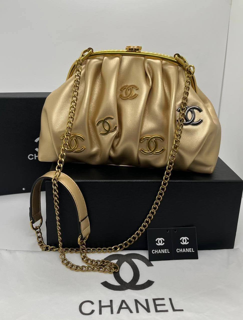 Chanel
New Design 
Good Quality 
With Box 
🎁🎁🎁

115 dhs🪙🌨️

Zain250
♥️♥️♥️