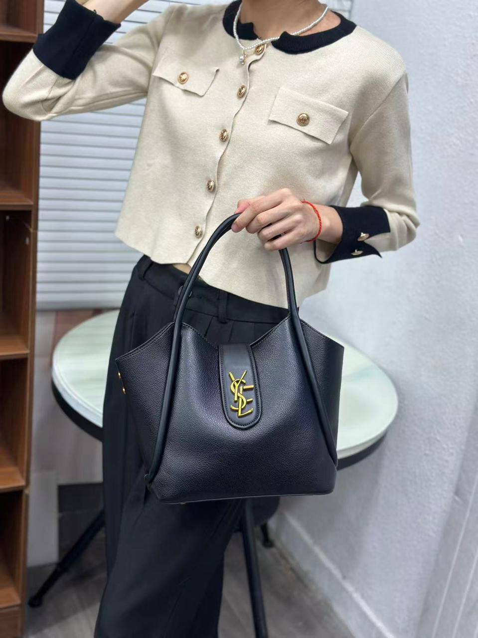 YSL
120 dhs✅
Size 25cm

Zain161
♥️♥️♥️