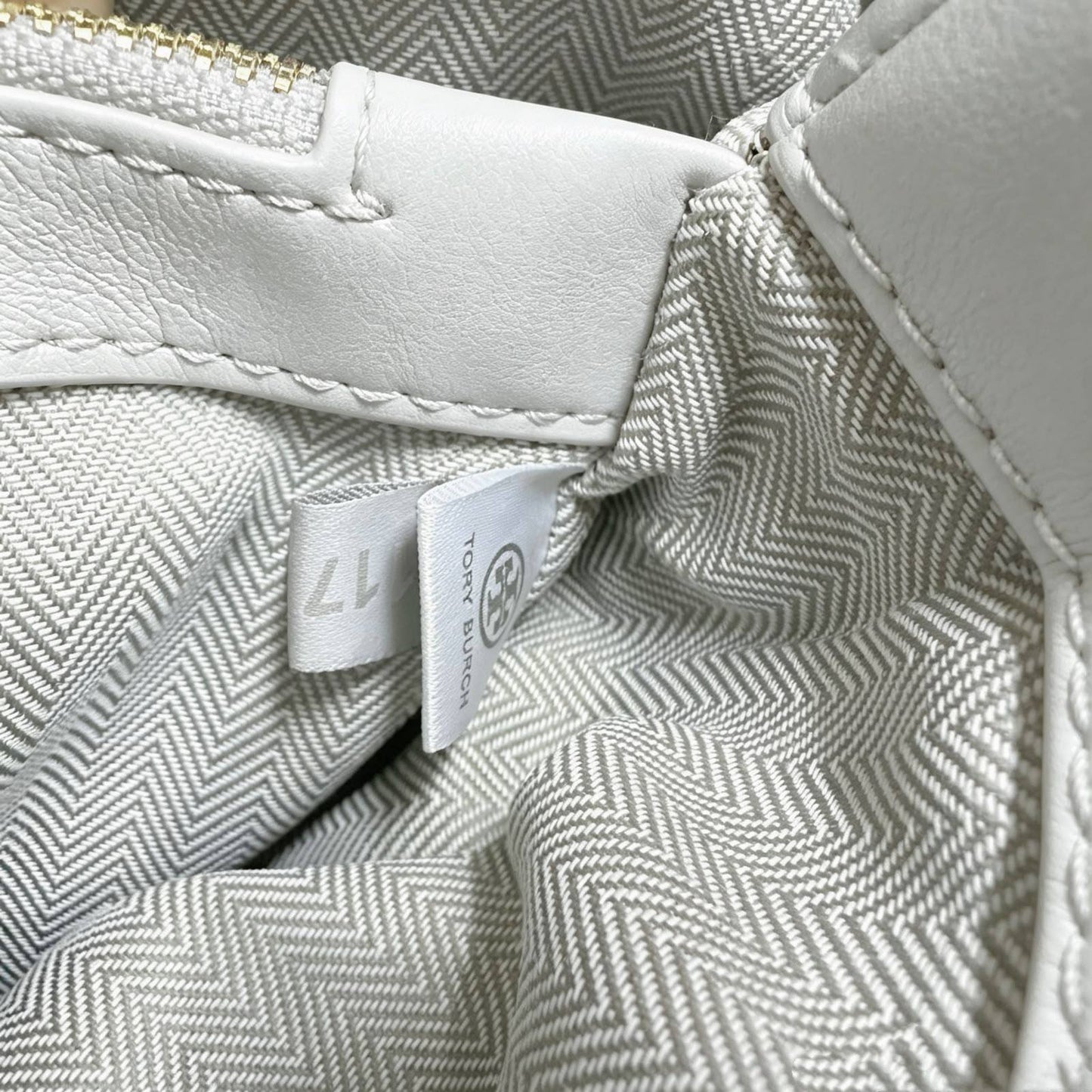 TORY BURCH 
GOOD QUALITY
 WITH BOX 
95 dhs✅

Zain295
♥️♥️♥️