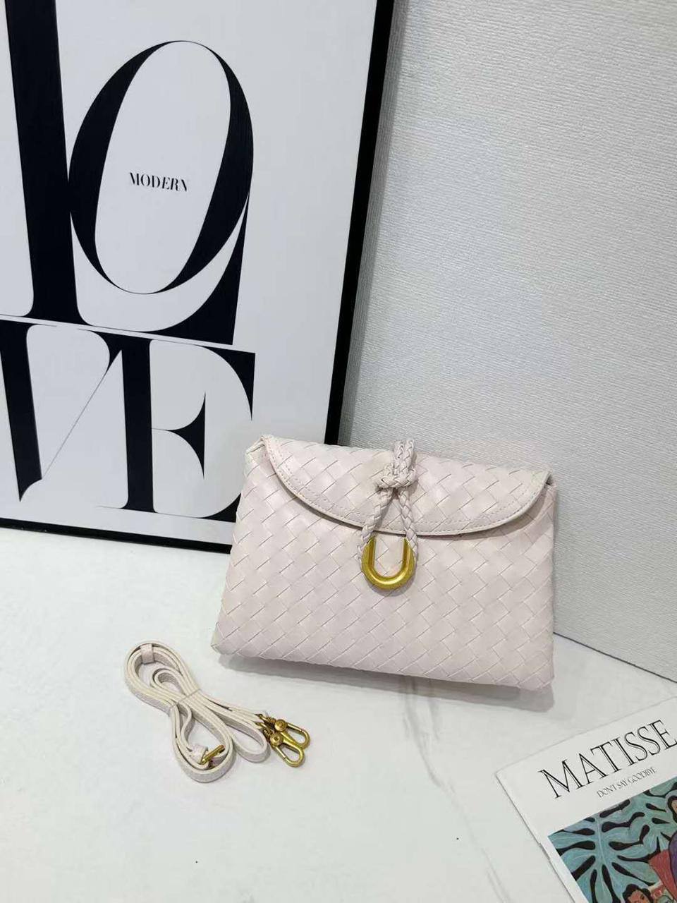 Bottega
with box🎁🎁🎁
95 dhs✅

Zain306
♥️♥️♥️