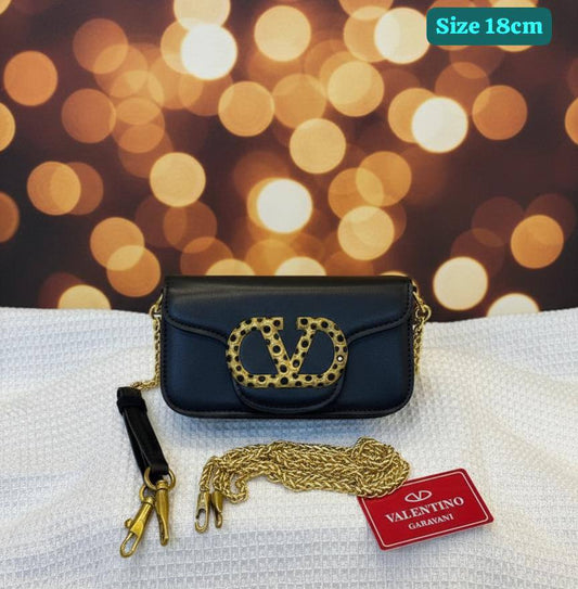 Valentino
Best quality 

with box’s 
🎁🎁🎁

95 dhs🪙💚
size 18cm

Zain158
♥️♥️♥️