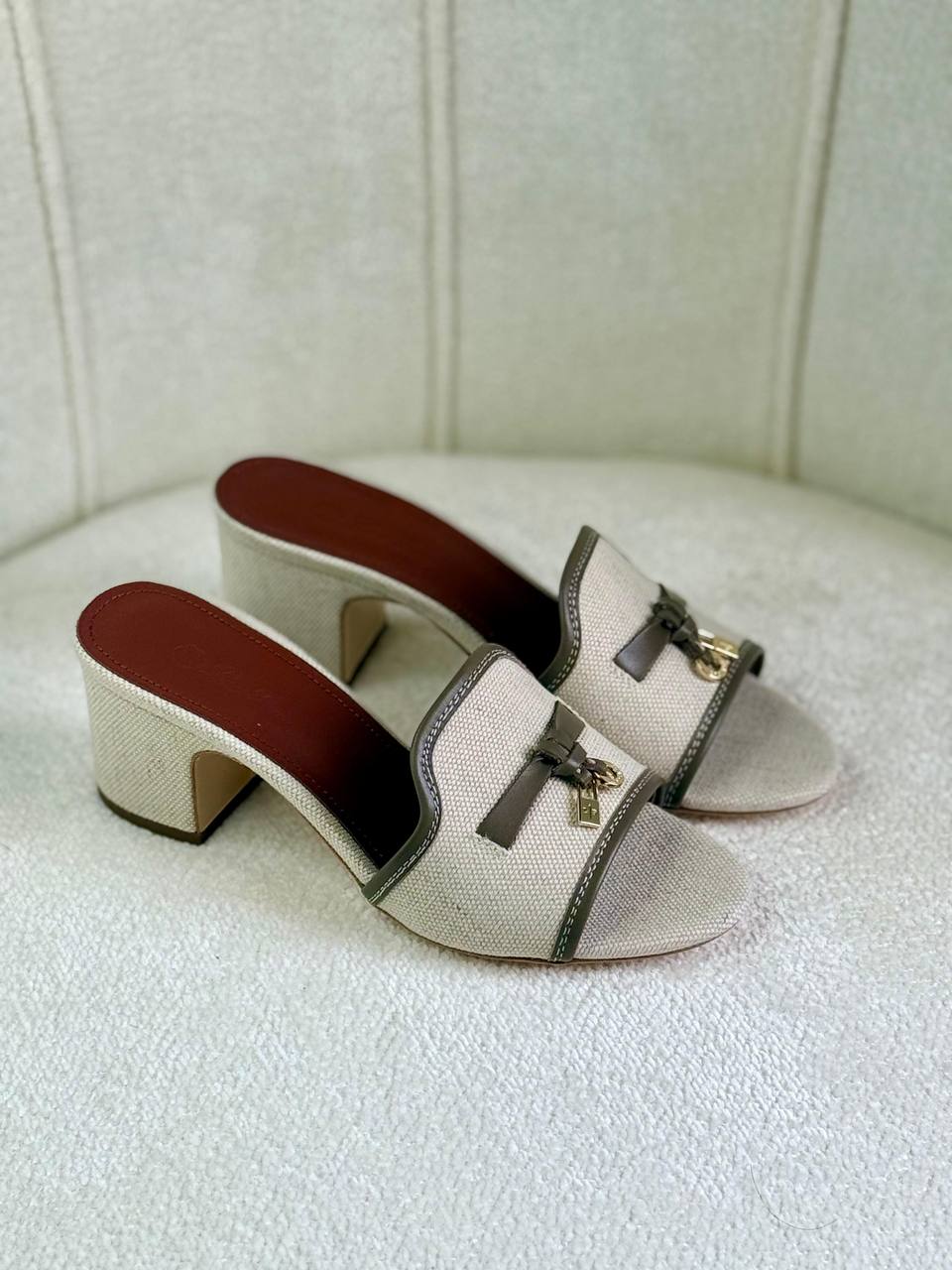 Loro Piana
Super *AAA* *+* Quality 💯 
With original packing🎁🎁
SIZE:35and42
Available now
450 dhs💓

Zain309
♥️♥️♥️