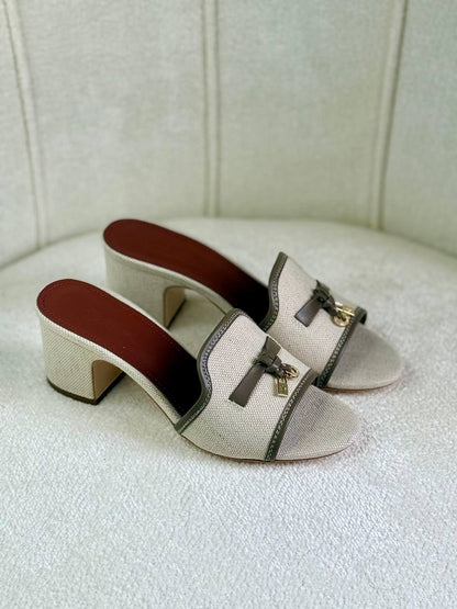 Loro Piana
Super *AAA* *+* Quality 💯 
With original packing🎁🎁
SIZE:35and42
Available now
450 dhs💓

Zain309
♥️♥️♥️