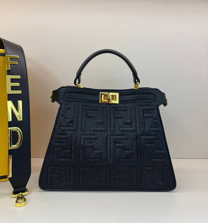 FENDI 

COPY ONE 
 WITH BOX 
🎁🎁🎁

180 dhs✅

Zain295
♥️♥️♥️