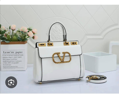 VALENTINO 
GOOD QUALITY 
100 dhs🪙🖤

Zain200
♥️♥️♥️