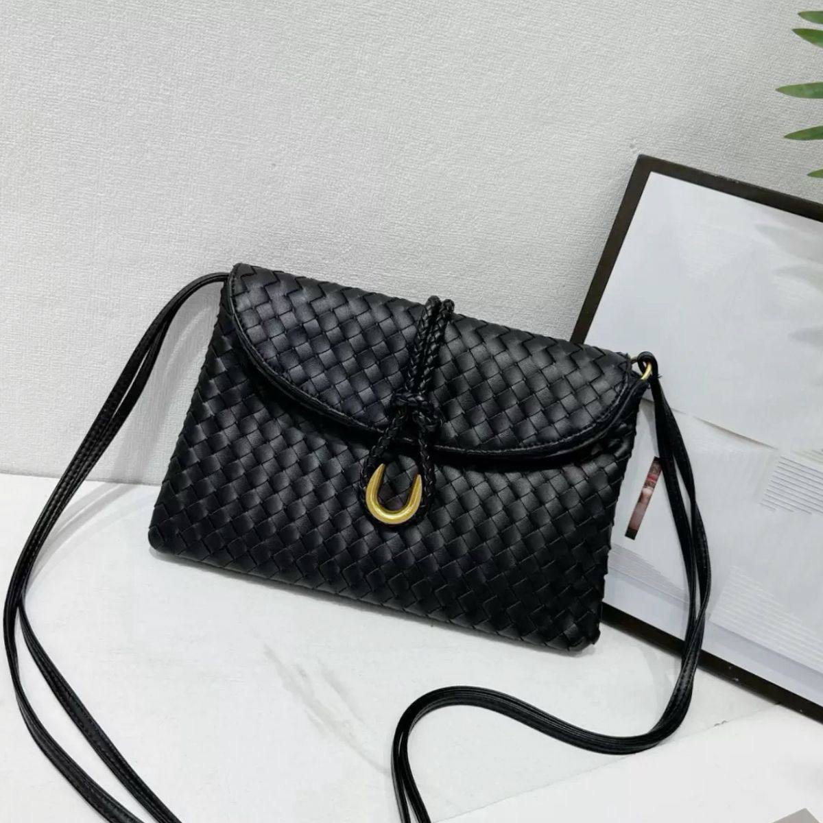 BOTTEGA 
GOOD QUALITY 
WITH BOX 
🎁🎁🎁

110 dhs✅

Zain39
♥️♥️♥️