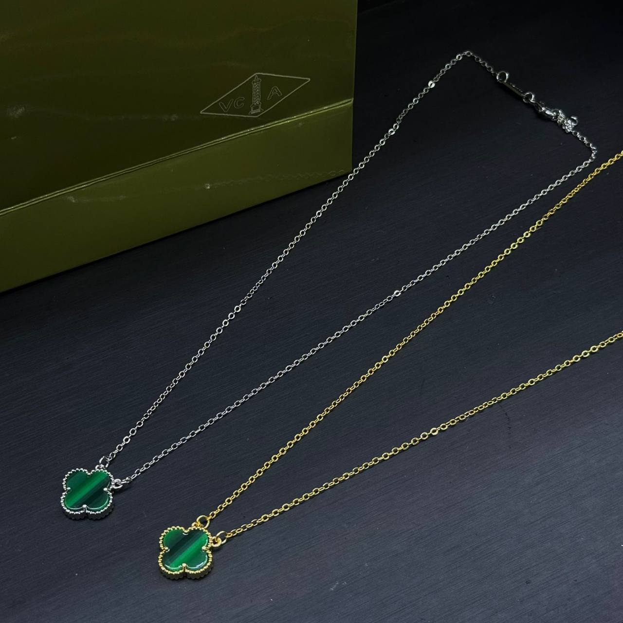 VCA ❤️‍🔥*
Necklace ✨
Stainless Steel 💯
With black boxes 📦 
20 dhs💓
With normal boxes 🗃️ 
And paper bag🛍️
30 dhs💓

Zain216
♥️♥️♥️