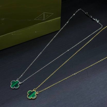 VCA ❤️‍🔥*
Necklace ✨
Stainless Steel 💯
With black boxes 📦 
20 dhs💓
With normal boxes 🗃️ 
And paper bag🛍️
30 dhs💓

Zain216
♥️♥️♥️
