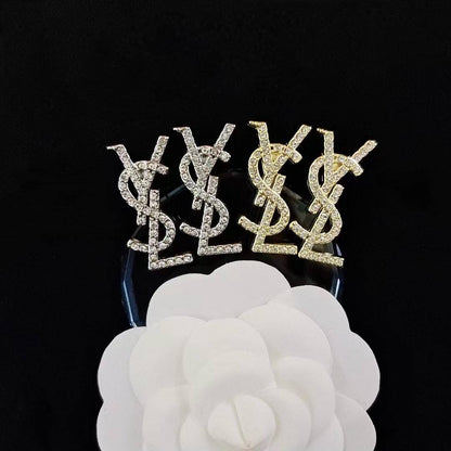 BROOCH🦋*
Good quality 🍁
With black boxes 📦 
20 dhs💓

With normal box 🗃️ 
And paper bag 🛍️
35 dhs💓

Zain216
♥️♥️♥️