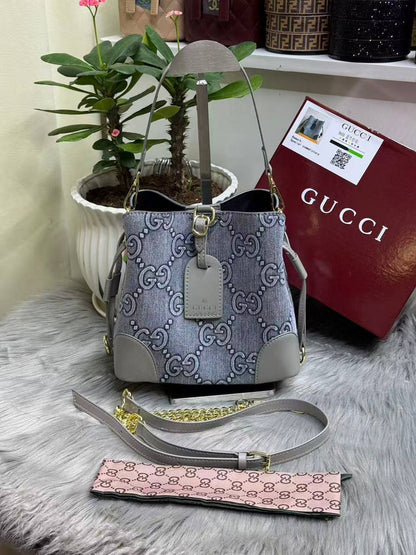 LV GUCCI 
SIZE  ……… 20CM 
115 dhs✅
with BOX 

Zain244
♥️♥️♥️