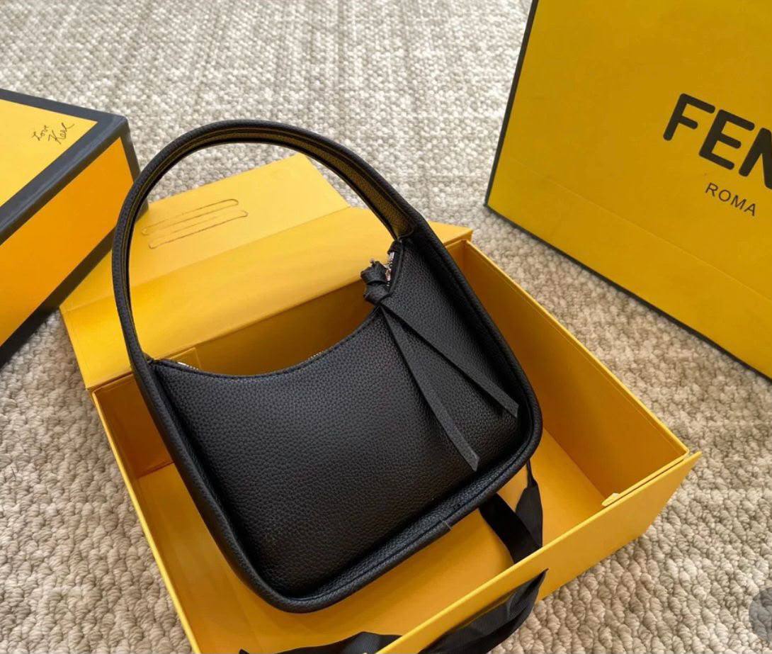 FENDI 
 GOOD QUALITY
WITH BOX 
95 dhs✅

Zain295
♥️♥️♥️