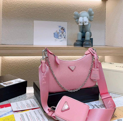 PRADA 
 GOOD QUALITY
 WITH BOX 
90 dhs💓

Zain17
♥️♥️♥️