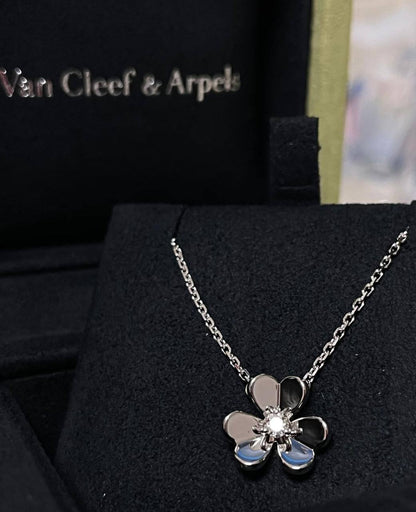 VCA SET 🦋*
Necklace 🔥
Earring🍁
Bracelet 🌸
Master quality 💯
With normal boxes 📦 
130 dhs🪙🌨️
With master box 🗃️ 
150 dhs🪙🌨️

Zain216
♥️♥️♥️