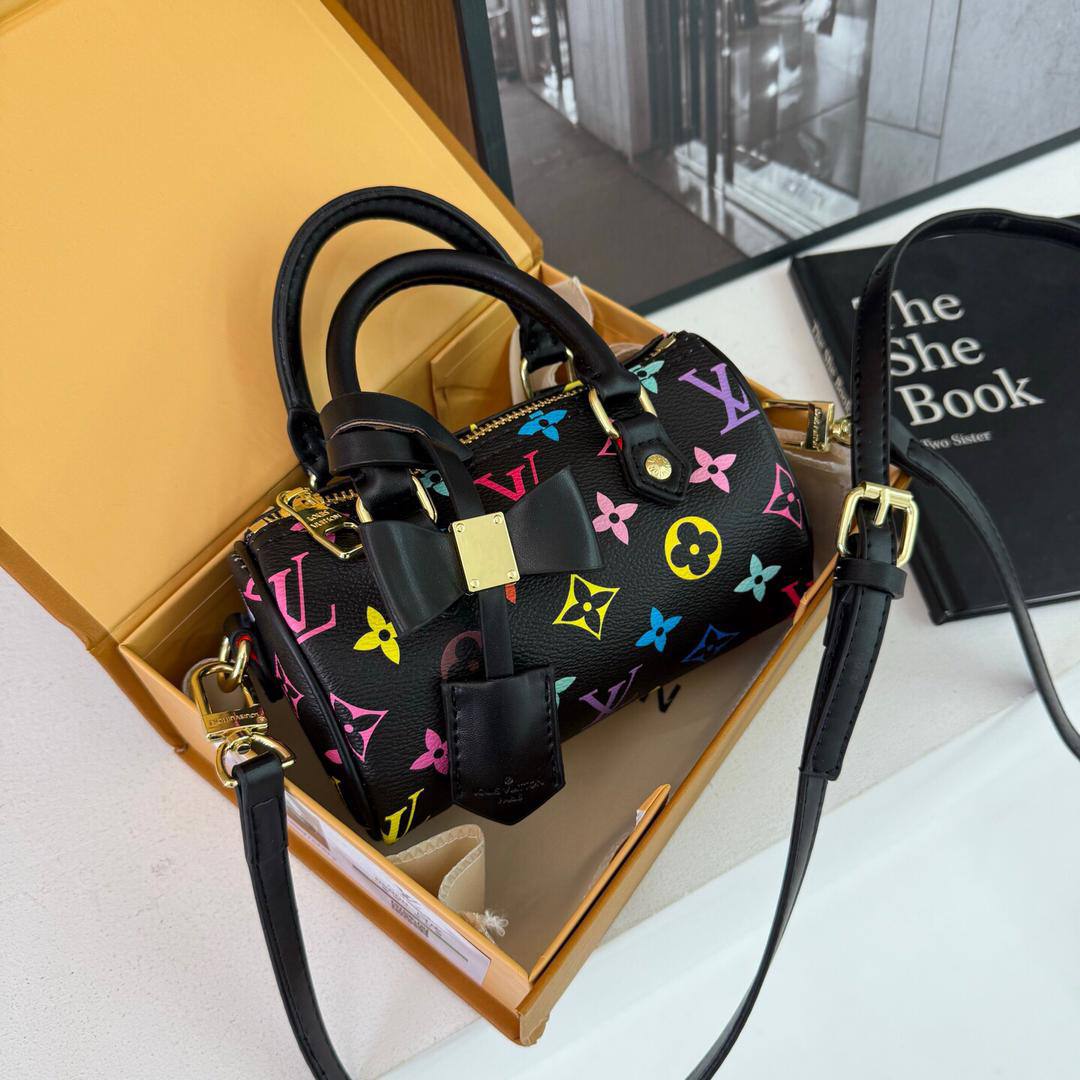 LV
80 dhs✅
size 17×10×12cm

with box
🎁🎁🎁

Zain42
♥️♥️♥️