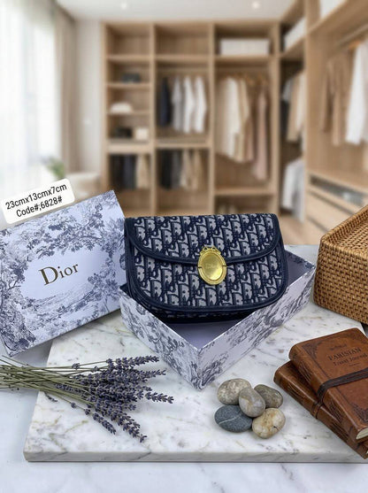 Fendi

100 dhs
With box

Zain331
♥️♥️♥️