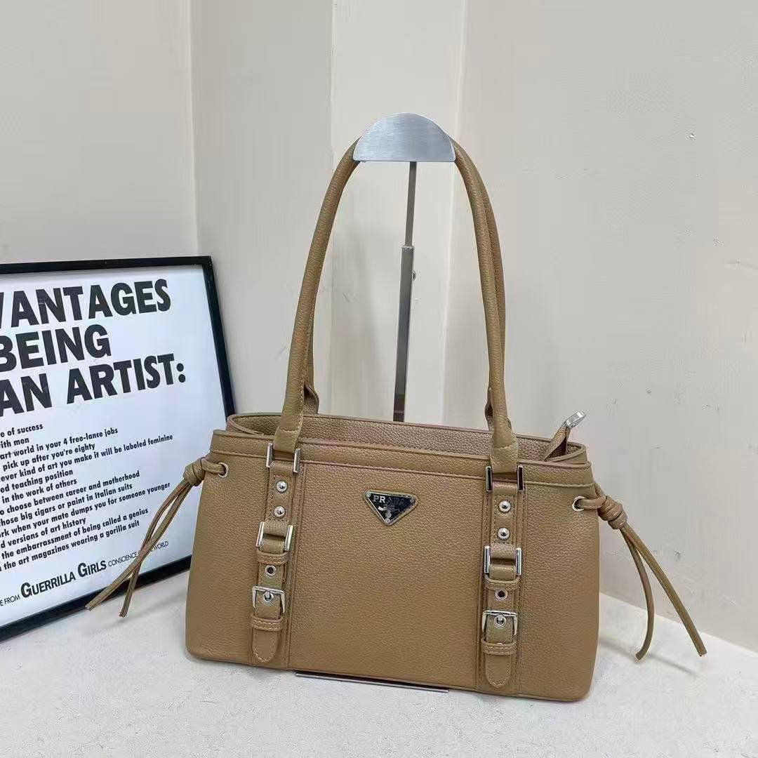 PRADA 
115 dhs✅
Size 34 cm 

Zain161
♥️♥️♥️